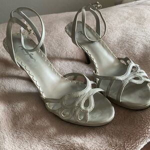 Elegant silver Heels